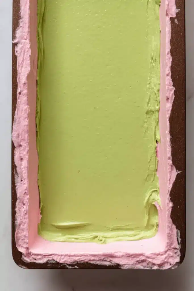 Layer of pistachio cream over pişmaniye inside chocolate shell